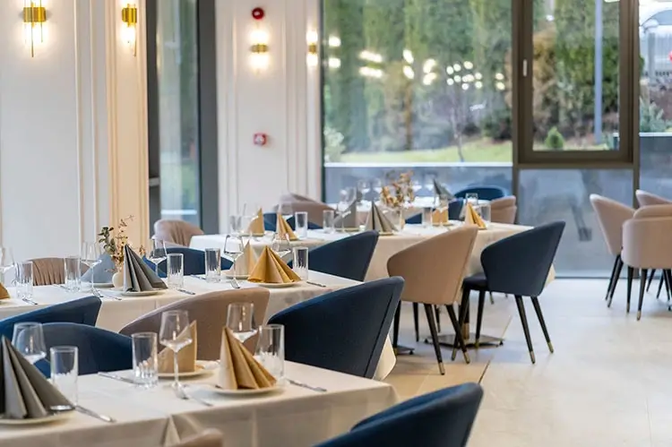 Restaurant Azuga Ski & Bike Resort cu vedere spre munte